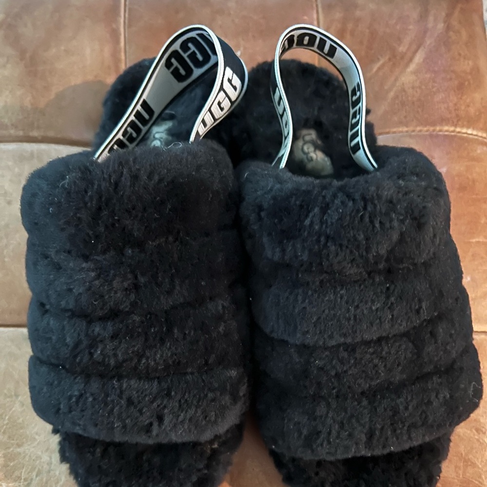 Black ugg slippers 39